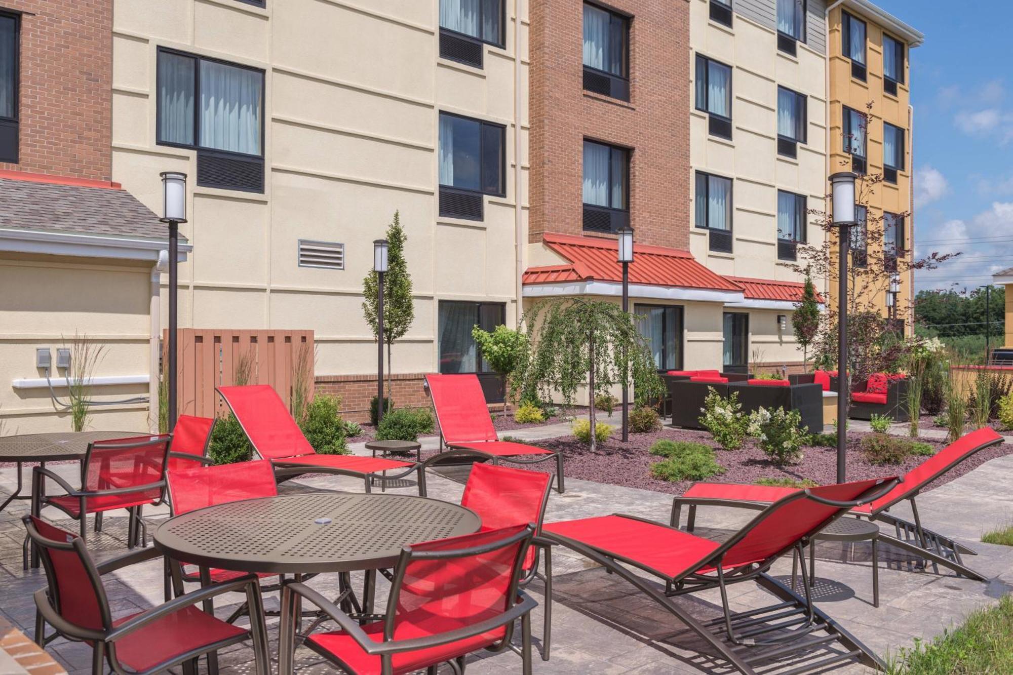 Towneplace Suites By Marriott New Hartford Экстерьер фото